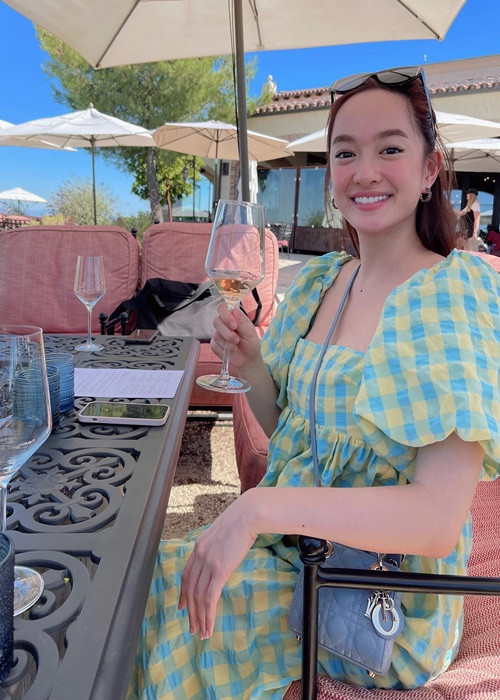 Ngoài đóng phim, Kaity Nguyễn còn điều hành công ty riêng. Công ty của người đẹp quản lý các nghệ sĩ Trang Hí, Trịnh Thảo.