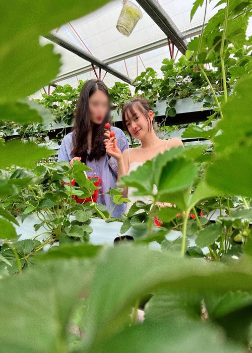 Nữ diễn viên phim Em chưa 18 sở hữu gương mặt lai Tây, đôi mắt to tròn dễ thương.