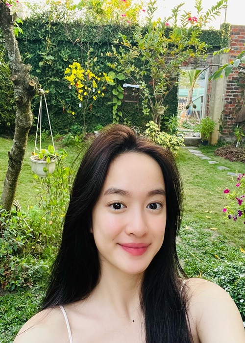 Kaity Nguyễn chăm để mặt mộc, mặc gợi cảm.