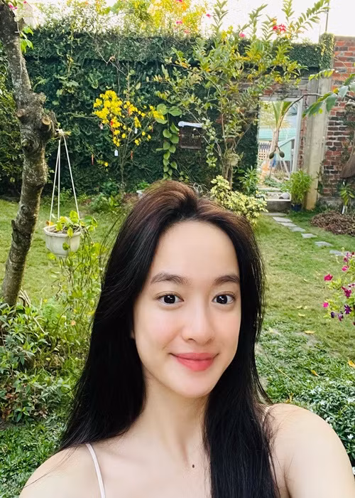 Kaity Nguyễn chăm để mặt mộc, mặc gợi cảm.