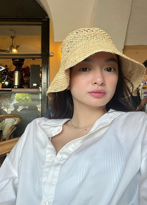 Da mặt của Kaity Nguyễn căng bóng, mịn màng và trắng hồng.