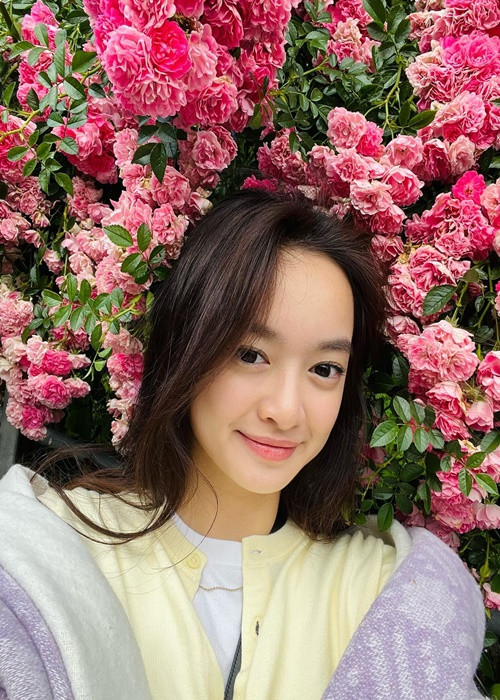 Làn da ít son phấn của cô được khen tươi tắn, rạng ngời.