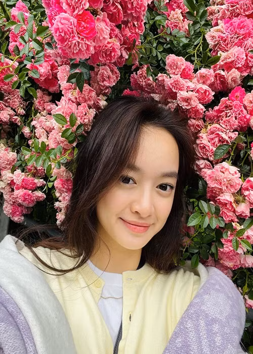 Làn da ít son phấn của cô được khen tươi tắn, rạng ngời.