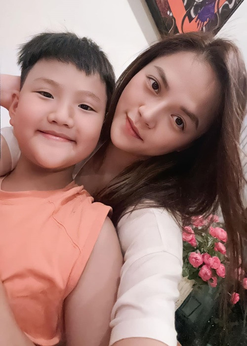 Thu Quỳnh hiện tại làm mẹ đơn thân. Nữ diễn viên cho biết, cô thấy rất vui dù đôi lúc vất vả khi nuôi con.