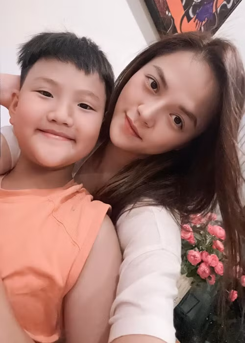 Thu Quỳnh hiện tại làm mẹ đơn thân. Nữ diễn viên cho biết, cô thấy rất vui dù đôi lúc vất vả khi nuôi con.