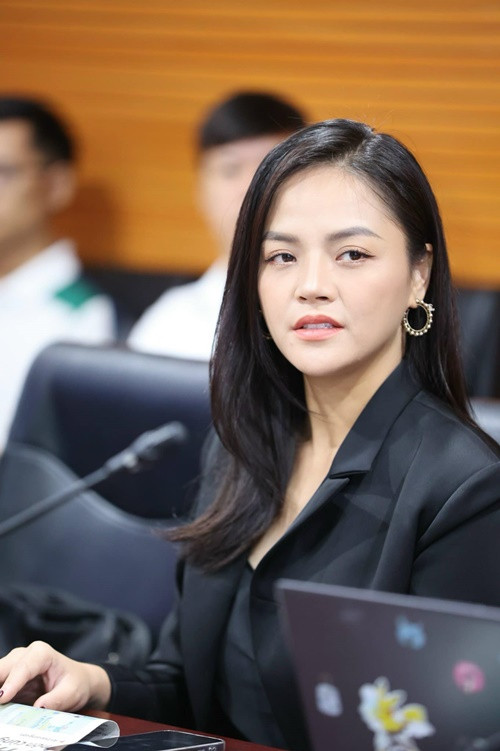 Theo Tiền Phong, mới đây, là khách mời buổi tọa đàm với chủ đề An toàn trên không gian mạng cho sinh viên, diễn viên Thu Quỳnh cho biết, cách đây 5 năm, có video nhạy cảm nhắc tên My sói (nhân vật của cô trong phim truyền hình Quỳnh búp bê) lan truyền trên mạng xã hội. Nữ diễn viên nhanh chóng nhờ cơ quan chức năng giải quyết và phát hiện tài khoản lan truyền video có địa chỉ ở nước ngoài.