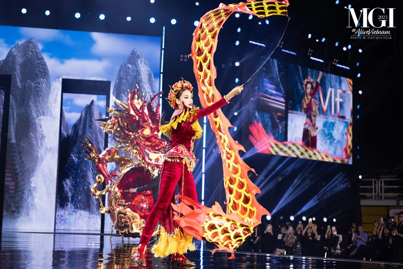 Sau phần thi áo tắm, Lê Hoàng Phương thi National Costume. Cô hoàn thành tốt phần trình diễn Vũ Khúc Thiên Long - trang phục được lấy cảm hứng từ truyền thuyết “Con Rồng, Cháu Tiên”. Ảnh: Miss Grand Vietnam.