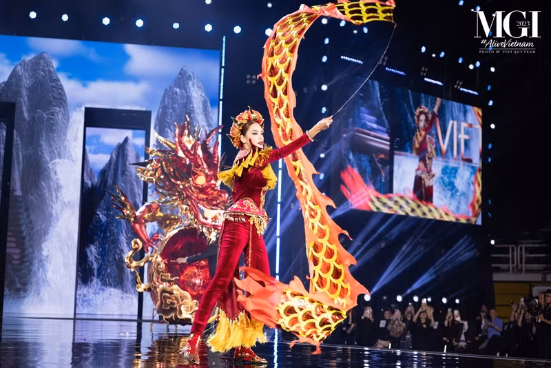 Sau phần thi áo tắm, Lê Hoàng Phương thi National Costume. Cô hoàn thành tốt phần trình diễn Vũ Khúc Thiên Long - trang phục được lấy cảm hứng từ truyền thuyết “Con Rồng, Cháu Tiên”. Ảnh: Miss Grand Vietnam.