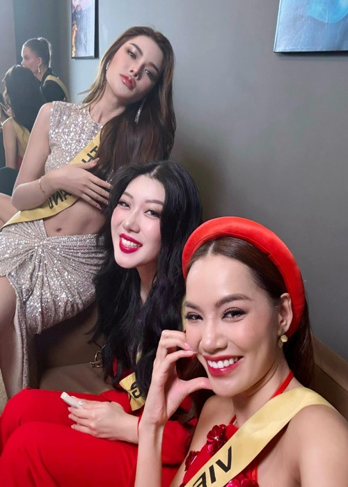 Đạo diễn Hoàng Nhật Nam chia sẻ trên Tiền Phong, Lê Hoàng Phương luôn chuẩn bị mọi thứ có thể để giúp đỡ đại diện các nước khác. “Có những cô gái chỉ tìm Lê Hoàng Phương để tâm sự. Ban giám khảo, ban tổ chức nhìn thấy hết những điều đó”, anh chia sẻ. Ảnh: FBNV.