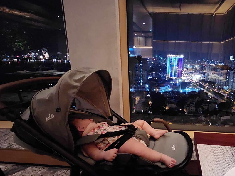 Bà xã Anh Tuấn khoe con gái hồi tháng 8 vừa qua. Ảnh: FBNV.