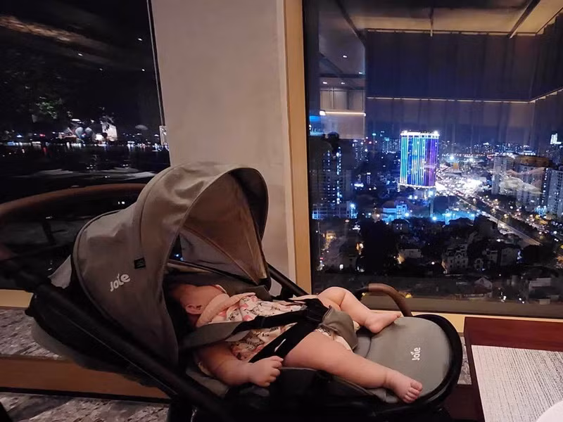 Bà xã Anh Tuấn khoe con gái hồi tháng 8 vừa qua. Ảnh: FBNV.