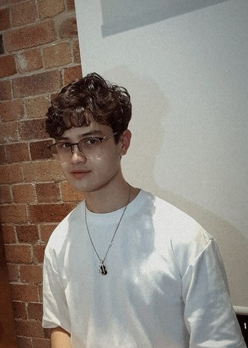 Henry điển trai như hot boy. Năm 2022, MC Anh Tuấn cho biết, con trai thứ hai cao 1m85. Ảnh: FBNV.