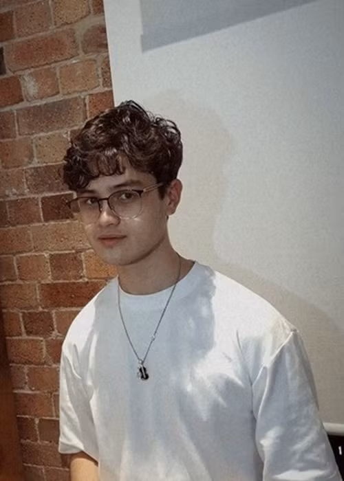 Henry điển trai như hot boy. Năm 2022, MC Anh Tuấn cho biết, con trai thứ hai cao 1m85. Ảnh: FBNV.