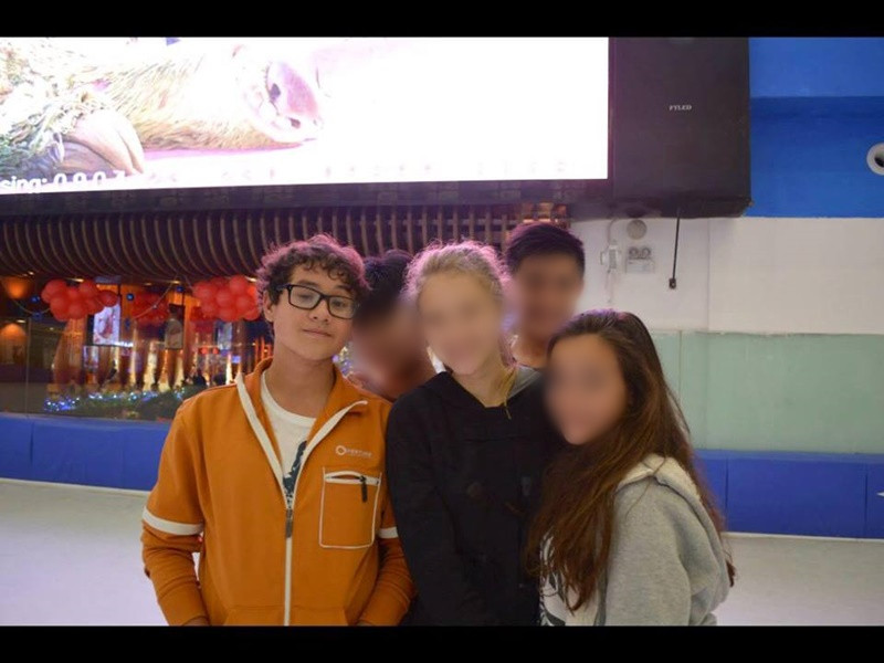 Hình ảnh Alex bên bạn bè ngoại quốc và Việt Nam. Ảnh: Dân Việt.