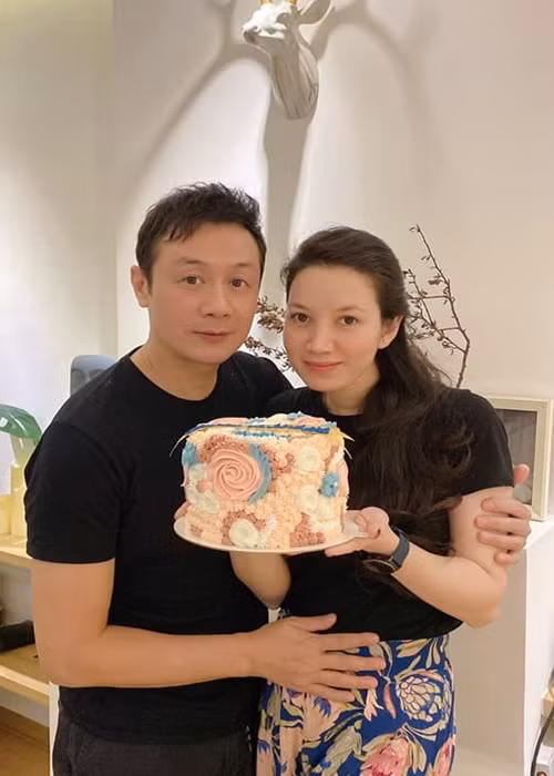 Hồng Nhung luôn khiến Anh Tuấn cảm thấy đủ thăng hoa để làm tròn bổn phận của một người đàn ông bằng những việc làm thầm lặng phía sau. Ảnh: FBNV.