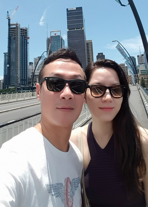 Năm 2015, Anh Tuấn hiếm hoi chia sẻ về tình yêu với Hồng Nhung. Nam MC Chị đẹp đạp gió rẽ sóng tâm sự trên Vietnamnet, Hồng Nhung mang đến cho anh một cuộc sống bình yên theo đúng nghĩa đen lẫn nghĩa bóng. Ảnh: FBNV.