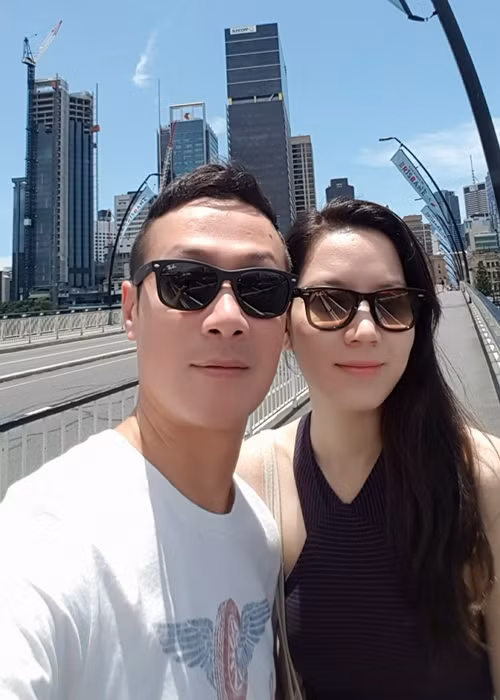 Năm 2015, Anh Tuấn hiếm hoi chia sẻ về tình yêu với Hồng Nhung. Nam MC Chị đẹp đạp gió rẽ sóng tâm sự trên Vietnamnet, Hồng Nhung mang đến cho anh một cuộc sống bình yên theo đúng nghĩa đen lẫn nghĩa bóng. Ảnh: FBNV.