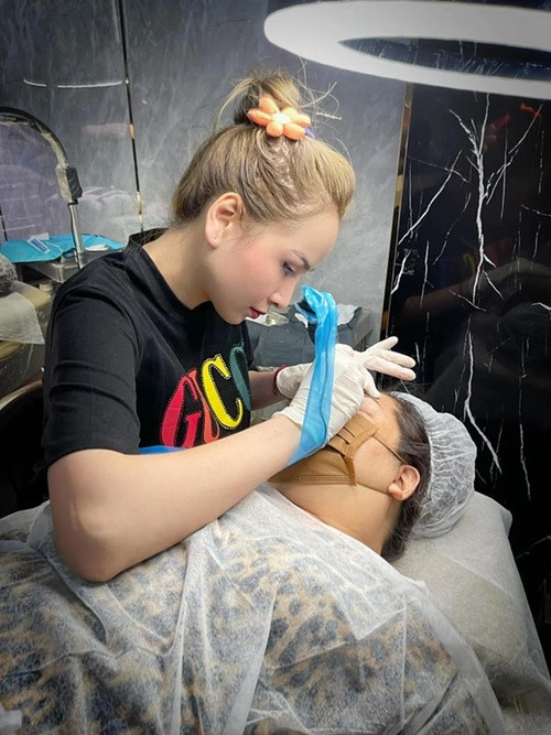 Vài năm trở lại đây, Diễm Hương ít tham gia hoạt động nghệ thuật, dự sự kiện. Người đẹp tập trung kinh doanh online, làm thợ xăm lông mày. Ảnh: FBNV.