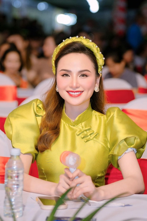 Diễm Hương và đại gia Trường Chinh bí mật kết hôn năm 2011. Đầu năm 2014, phía nam doanh nhân đệ đơn ly hôn. Sau đó, Diễm Hương tung bằng chứng cho thấy cô thường xuyên bị chồng đại gia đánh đập, chửi bới, đe dọa. Khi ly hôn, Diễm Hương ra đi với hai bàn tay trắng. Sau này, người đẹp tiết lộ, chồng cũ từng đề nghị cô mỗi lần sinh con là được 10 triệu USD. Ảnh: VOV.