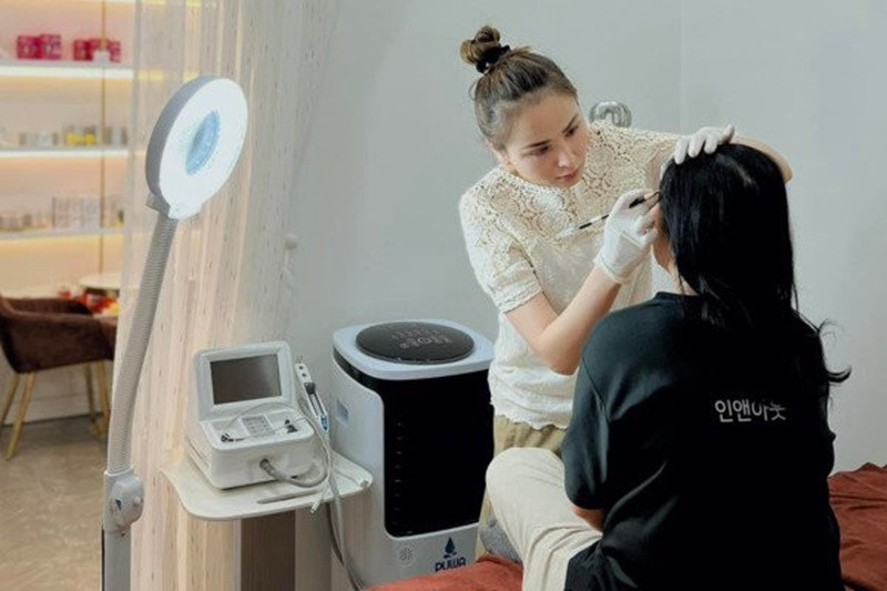 Cách đây ít ngày, người đẹp chia tay người thân, bạn bè để sang Canada sinh sống. Ở xứ người, Diễm Hương tiếp tục làm nghề phun xăm thẩm mỹ. Ảnh: Người Đưa Tin.