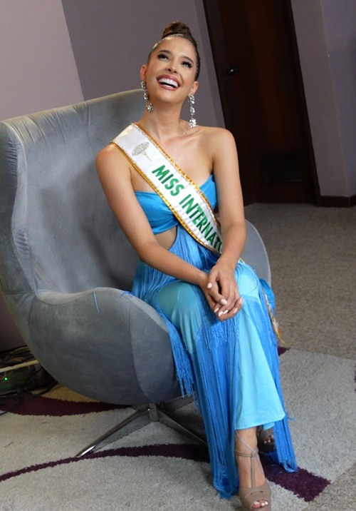 Đến Nhật Bản thi nhan sắc quốc tế, cô thất lạc tất cả hành lý. Vì vậy, Andrea phải nhờ một thí sinh khác trợ giúp. Ảnh: Instagram.