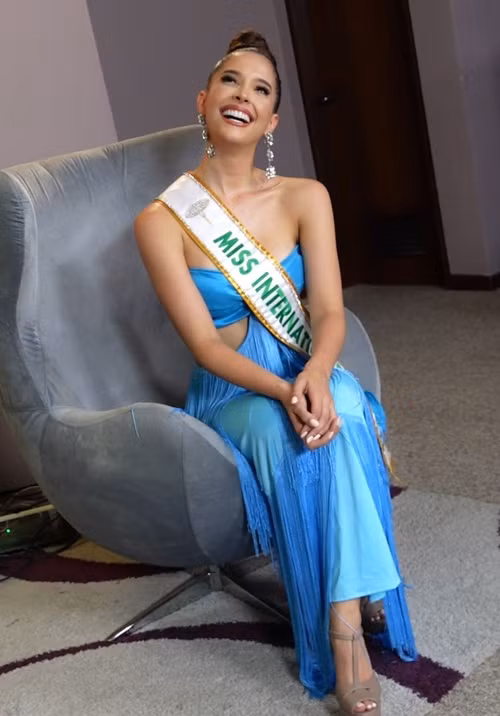 Đến Nhật Bản thi nhan sắc quốc tế, cô thất lạc tất cả hành lý. Vì vậy, Andrea phải nhờ một thí sinh khác trợ giúp. Ảnh: Instagram.