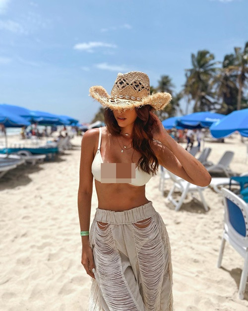 Trên trang cá nhân Instagram, tân hoa hậu đăng tải nhiều hình ảnh mặc áo tắm. Ảnh: Instagram.