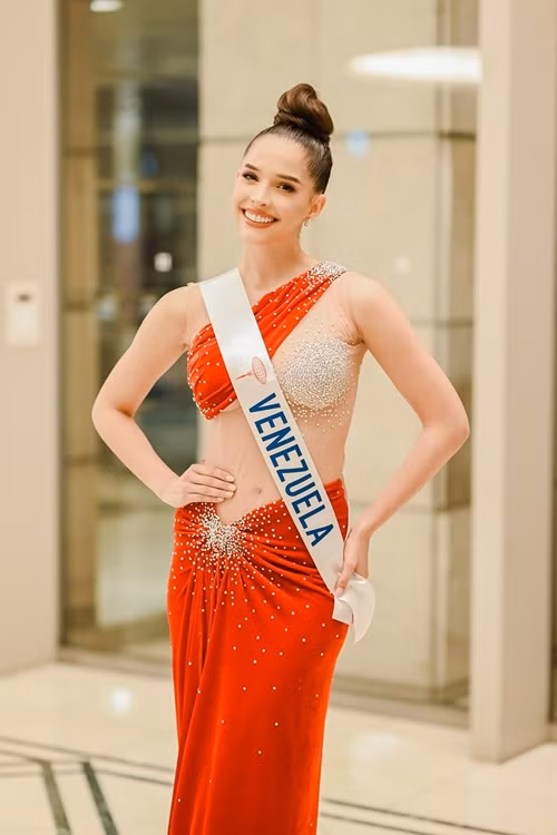 Đại diện Venezuela cuối cùng cũng tìm lại được hành lý nhờ ban tổ chức. Ảnh: Miss International.