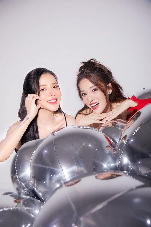 Nữ ca sĩ Lyly chụp ảnh riêng với Puka.