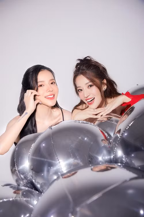 Nữ ca sĩ Lyly chụp ảnh riêng với Puka.