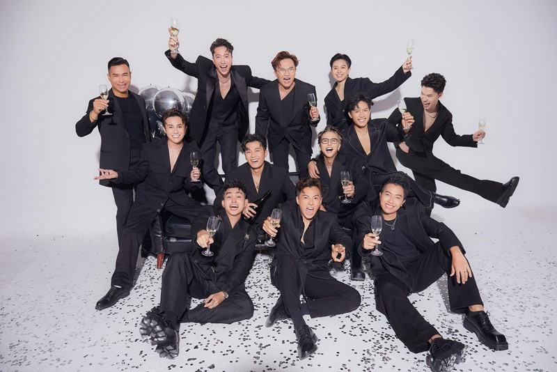 Hội nhà trai diện vest tông đen.