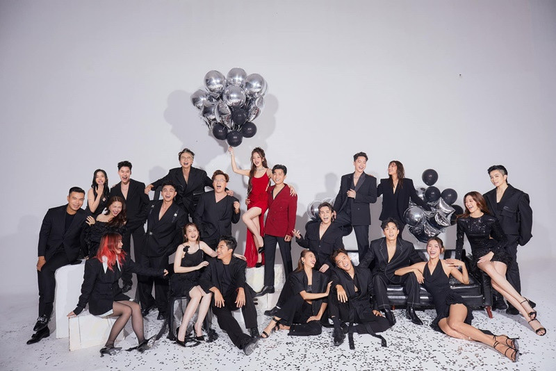 Gin Tuấn Kiệt chia sẻ: "Nhà trai này mạnh, mạnh ai nấy ngầu. Cảm ơn những bạn bè thân thiết đã dành thời gian cùng Gin - Pu lưu giữ những kỷ niệm thật vui trước ngày cưới”.