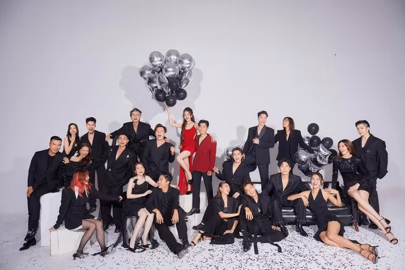 Gin Tuấn Kiệt chia sẻ: "Nhà trai này mạnh, mạnh ai nấy ngầu. Cảm ơn những bạn bè thân thiết đã dành thời gian cùng Gin - Pu lưu giữ những kỷ niệm thật vui trước ngày cưới”.