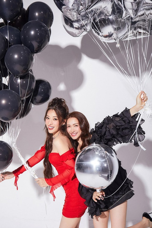 Hòa Minzy hài hước chia sẻ: "Đại diện hội nhà gái của cô dâu Puka, tôi xin thách đố cùng đằng trai ai dám quậy hơn tôi nha".