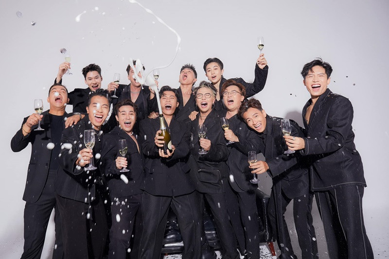 Các nghệ sĩ Gil Lê, Anh Tú, Đại Nghĩa, Ngô Kiến Huy, S.T , Jun Phạm, Trương Thế Vinh chụp ảnh cùng Gin Tuấn Kiệt.