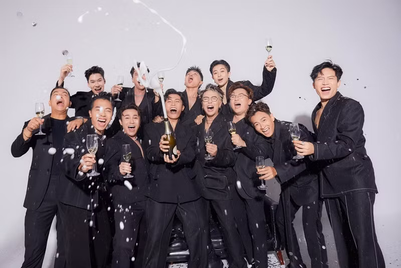 Các nghệ sĩ Gil Lê, Anh Tú, Đại Nghĩa, Ngô Kiến Huy, S.T , Jun Phạm, Trương Thế Vinh chụp ảnh cùng Gin Tuấn Kiệt.