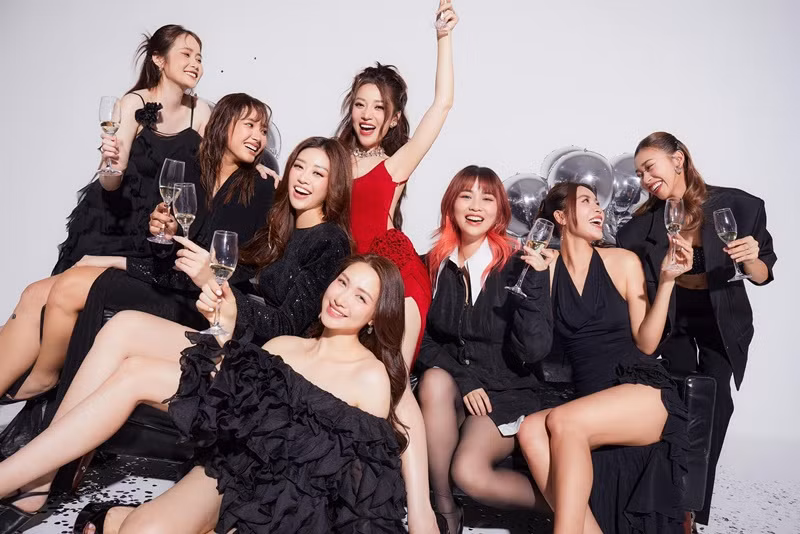 Hội nhà gái sở hữu nhan sắc xinh đẹp.