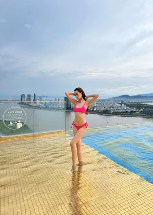 Đại diện Việt Nam diện trang phục áo tắm hai mảnh tông hồng. Ảnh: FBNV.