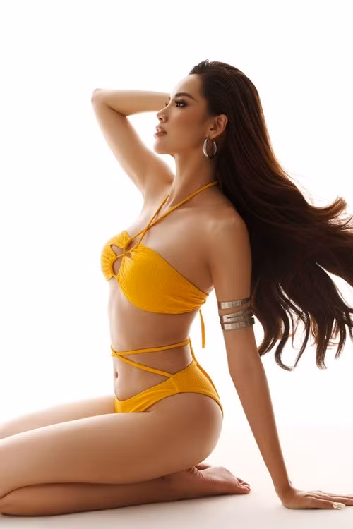 Lê Hoàng Phương gợi cảm trong trang phục bikini 2 mảnh với các đường cắt xẻ táo bạo. Ảnh: FBNV.