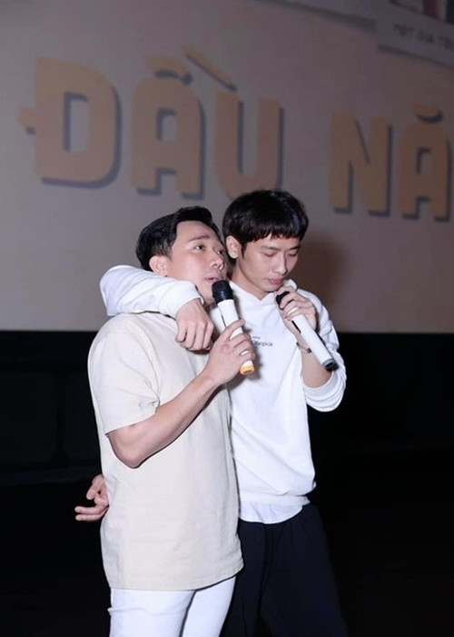 Ngoài đời, Tuấn Trần và Trấn Thành có mối quan hệ thân thiết. Út Lục Lâm của Đất rừng phương Nam cho biết, anh rất tôn trọng Trấn Thành vì danh hài luôn ủng hộ những diễn viên trẻ và làm việc rất chuyên nghiệp. Ảnh: FBNV.