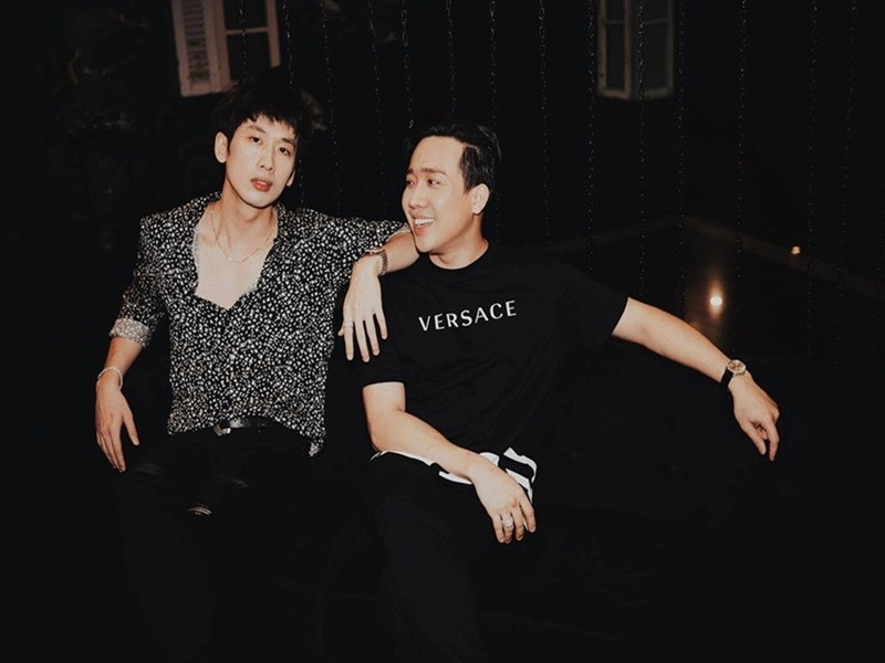 Theo Thể Thao Văn Hóa, Trấn Thành khen ngợi Tuấn Trần làm việc rất chăm chỉ, chuyên nghiệp, chưa bao giờ đi trễ hay than vãn nửa lời dù lịch trình quay phim Bố già có vất vả thế nào. Ảnh: FBNV.