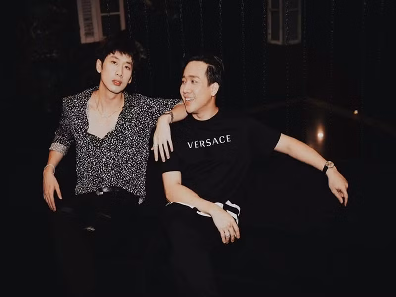 Theo Thể Thao Văn Hóa, Trấn Thành khen ngợi Tuấn Trần làm việc rất chăm chỉ, chuyên nghiệp, chưa bao giờ đi trễ hay than vãn nửa lời dù lịch trình quay phim Bố già có vất vả thế nào. Ảnh: FBNV.