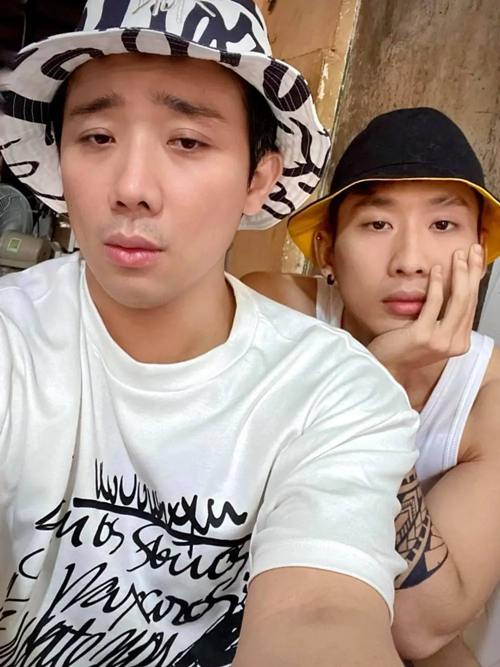 Trấn Thành còn khen ngợi diễn xuất của Tuấn Trần. Ông xã Hari Won chia sẻ trên VTV: "Bạn ấy có được kho tàng về cảm xúc mà nếu không được khai quật thì rất khó phơi bày. Với tôi, ngôi sao là phải luôn có được những khoảnh khắc thần kỳ trong nghề nghiệp của mình, diễn viên cũng vậy. Có những phân cảnh mà không hiểu ai nhập khiến người diễn viên diễn được như vậy và Tuấn có được năng lượng đó". Ảnh: Thể Thao Văn Hóa.