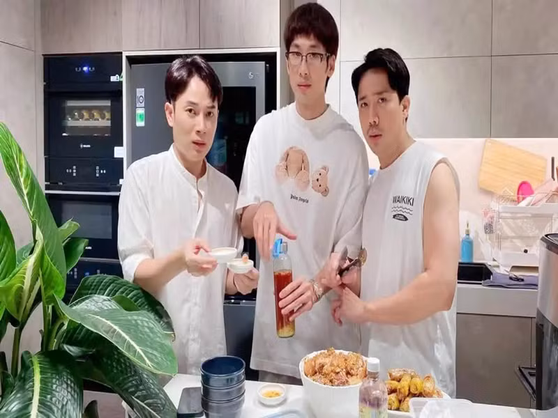 Năm 2021, Trấn Thành bị cư dân mạng "bắt bẻ" khi tung sao kê từ thiện. Nhanh chóng, Tuấn Trần đăng đàn giải đáp những thắc mắc của cư dân mạng. Động thái bênh vực Trấn Thành của Tuấn Trần gây chú ý. Ảnh: Thể Thao Văn Hóa.