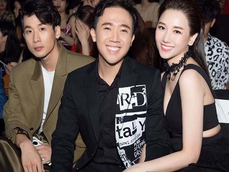 Mới đây, trên truyền thông, Tuấn Trần cho biết, anh và Trấn Thành giữ được tình bạn nhờ lý trí, công - tư rõ ràng. Tuấn Trần cũng không ngại hạ thấp cái tôi khi được đàn anh góp ý. Ảnh: Dân Việt.