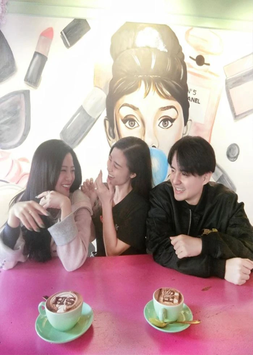 Đông Nhi và Ông Thoại Liên vui vẻ trò chuyện. Ảnh: Saostar.