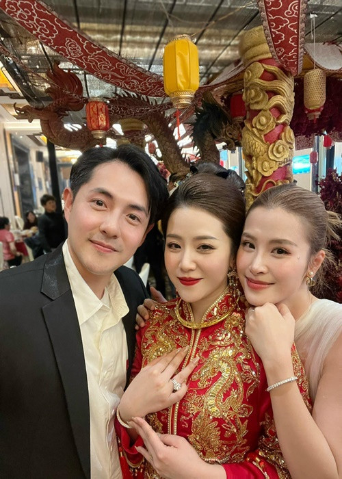 Ông Cao Thắng nhắn nhủ đến cô em gái vừa lấy chồng: "Mãi hạnh phúc nhé em gái". Đông Nhi viết cho em chồng: "Chúc mừng cô út, cô dâu xinh đẹp nhất ngày đây rồi". Ảnh: FBNV.