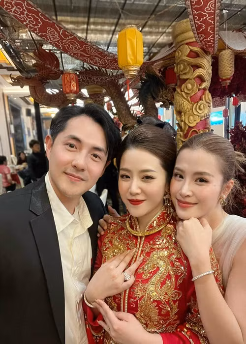 Ông Cao Thắng nhắn nhủ đến cô em gái vừa lấy chồng: "Mãi hạnh phúc nhé em gái". Đông Nhi viết cho em chồng: "Chúc mừng cô út, cô dâu xinh đẹp nhất ngày đây rồi". Ảnh: FBNV.