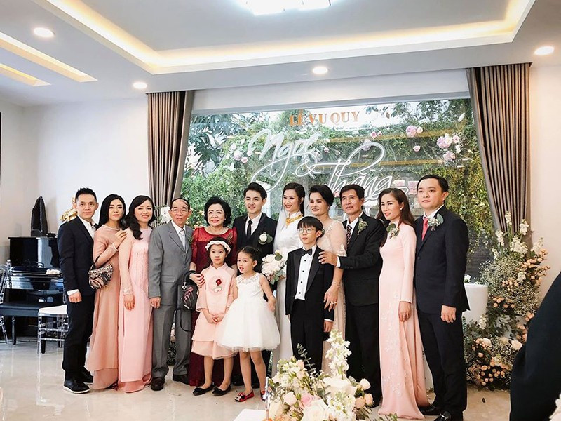 Ông Thoại Liên tham dự đám cưới của anh trai. Ảnh: FBNV.