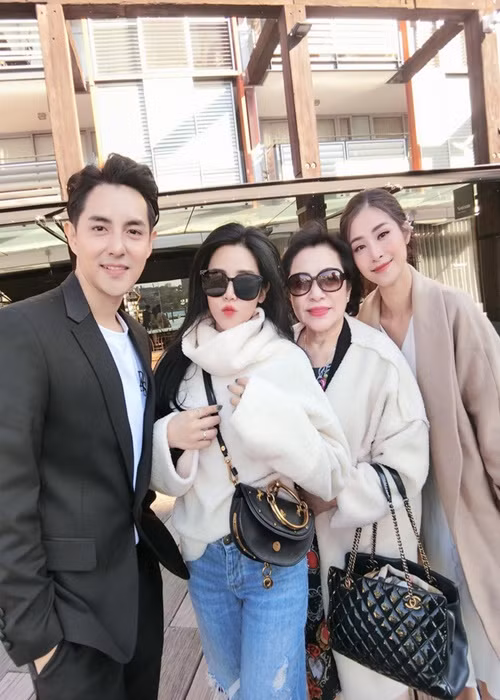 Ông Thoại Liên từng để lộ thông tin Đông Nhi mang thai. Cụ thể, khi thấy chị dâu trông tăng cân, Ông Thoại Liên bình luận: "Nhìn phúc hậu quá chị yêu". Đáp lại, Đông Nhi viết: "Ý em là...". Sau đó, Ông Thoại Liên phản hồi: "Sắp lên level khác rồi, đổi tướng đổi số. Em thích chị bây giờ". Ảnh: Người Đưa Tin.